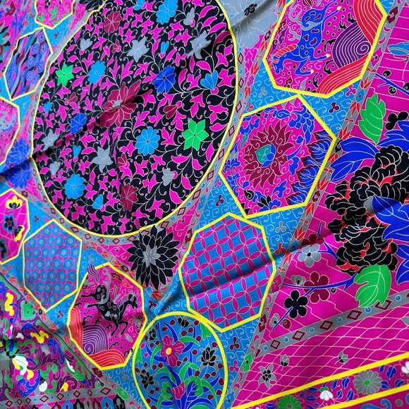 Hermès Silk Scarf - Stunning Vibrant Design - Picture 6 of 8